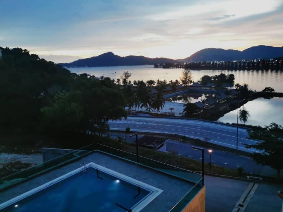Marina Heights Hotel Residences Лумут Екстер'єр фото