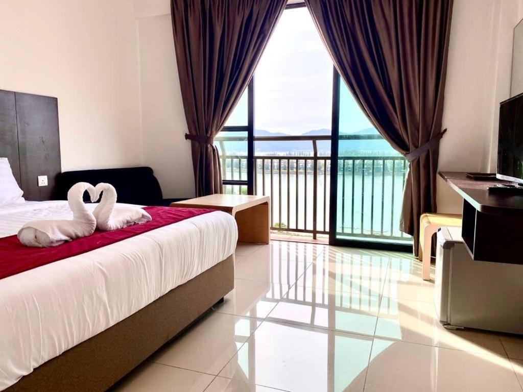 Marina Heights Hotel Residences Лумут Екстер'єр фото